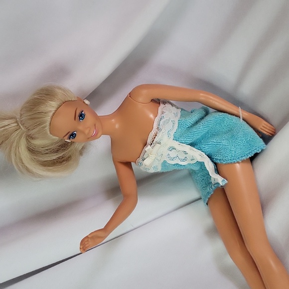 Barbie Doll Fun to Dress 1992 Blue Bath Towel Mattel Played with - Picture 8 of 8